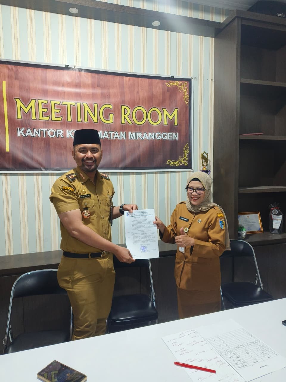 PENYERAHAN SK PLT KASUBBAG PROGRAM DAN KEUANGAN KECAMATAN MRANGGEN